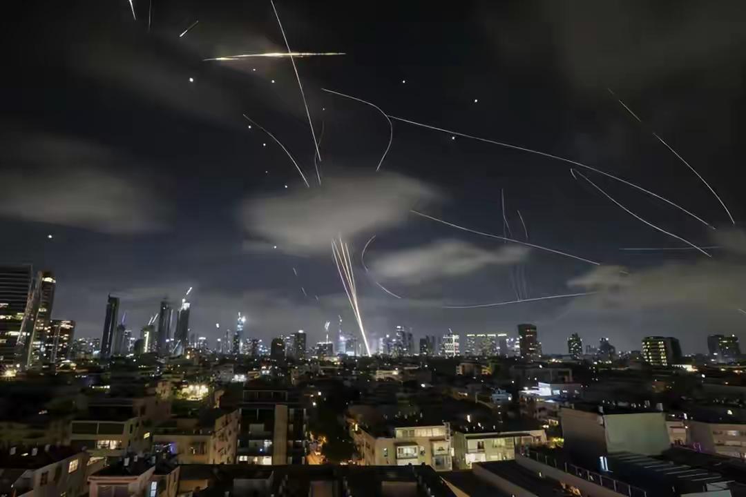 战争并非轻触按钮，便能即刻停止。
伊朗人高呼“血债血偿”，导弹发射愈发猛烈。以色