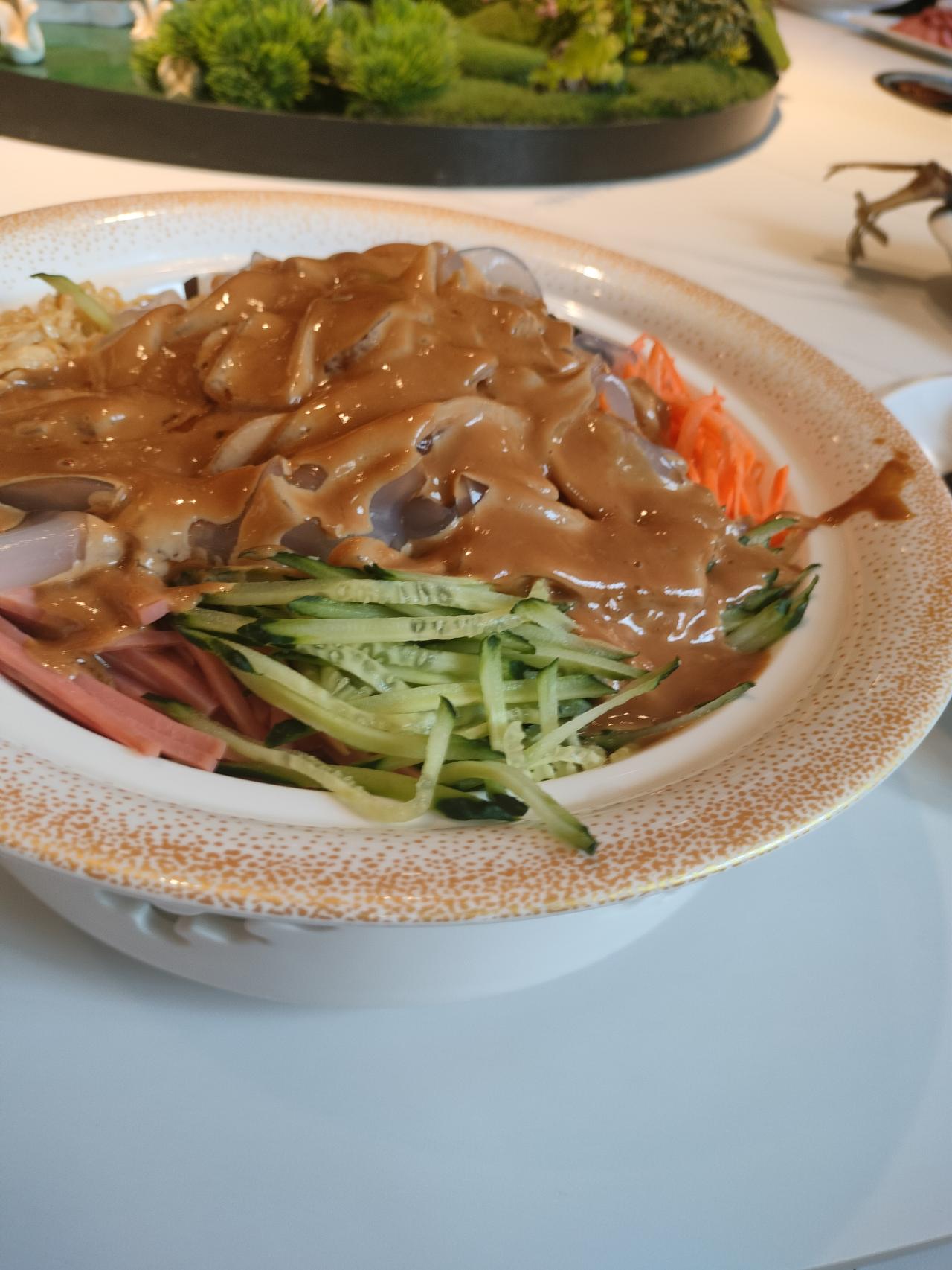 大拉皮在夏季是热销美食。
饭店的拉皮虽然很贵，但是做的也确实让人很有食欲。
大拉