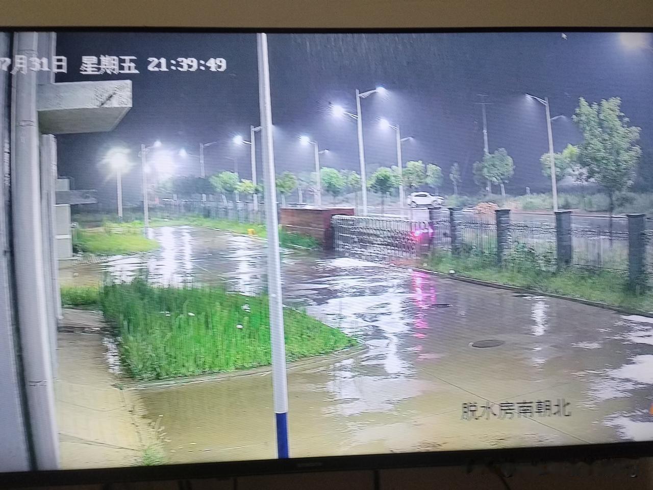 众友友晚上好！
明天的雷阵雨又提前了，傍晚6点多下了一阵，雨停后天气闷热没有风，