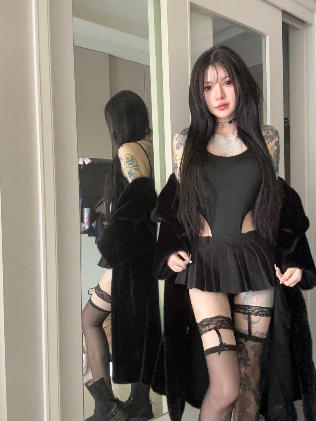 生活带走了曾经那个爱笑的女孩 只给她留下了一副多愁善感的模样.