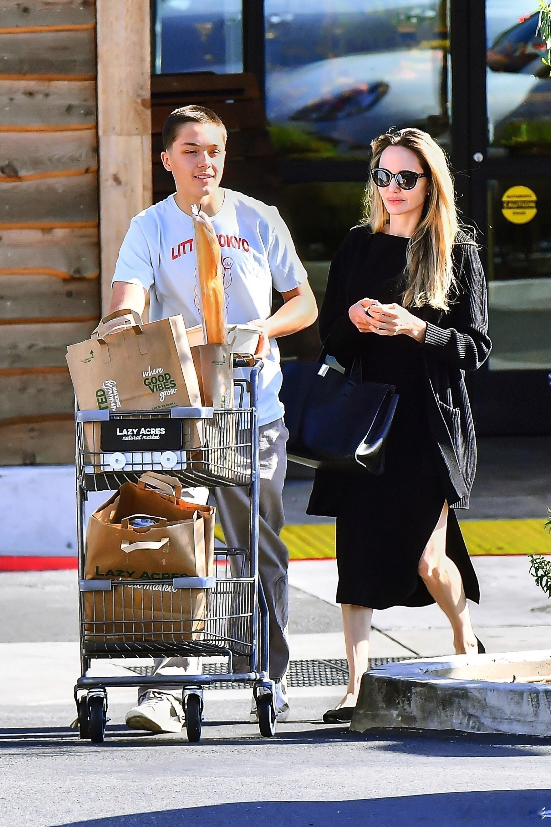 【高清】Angelina Jolie and her son Knox were