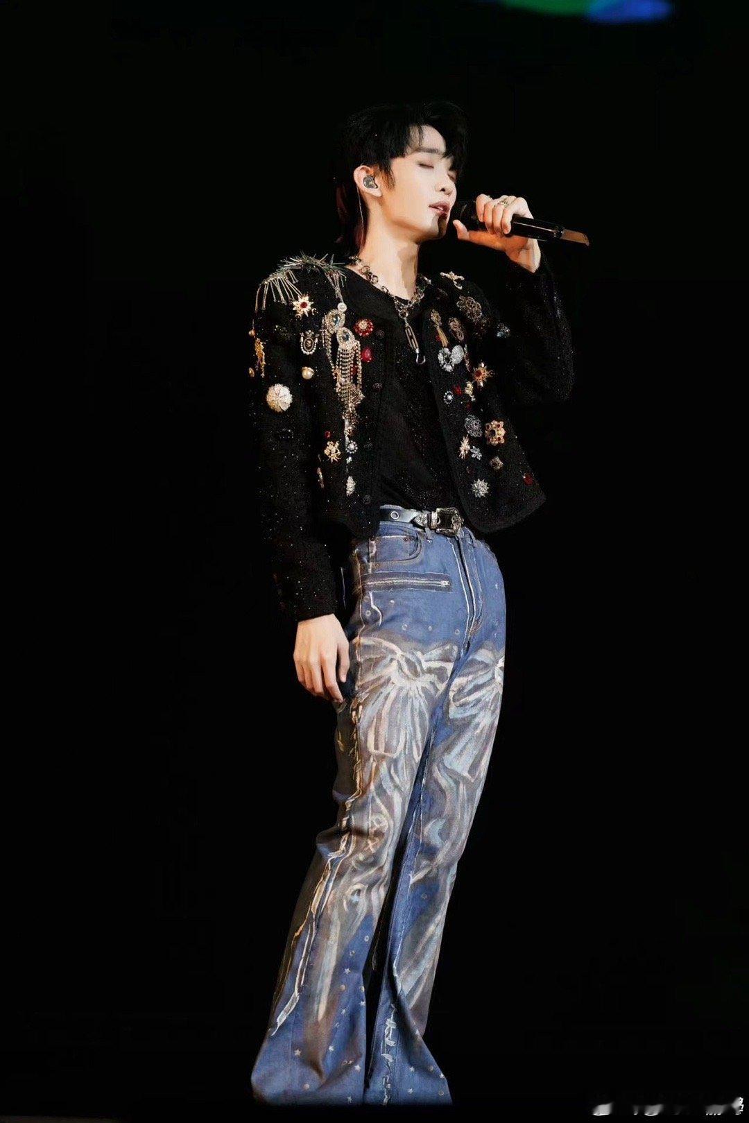 #张碧晨王赫野终于要五搭了# 张碧晨南京演唱会上竟然能够看到和王赫野合作带来的舞