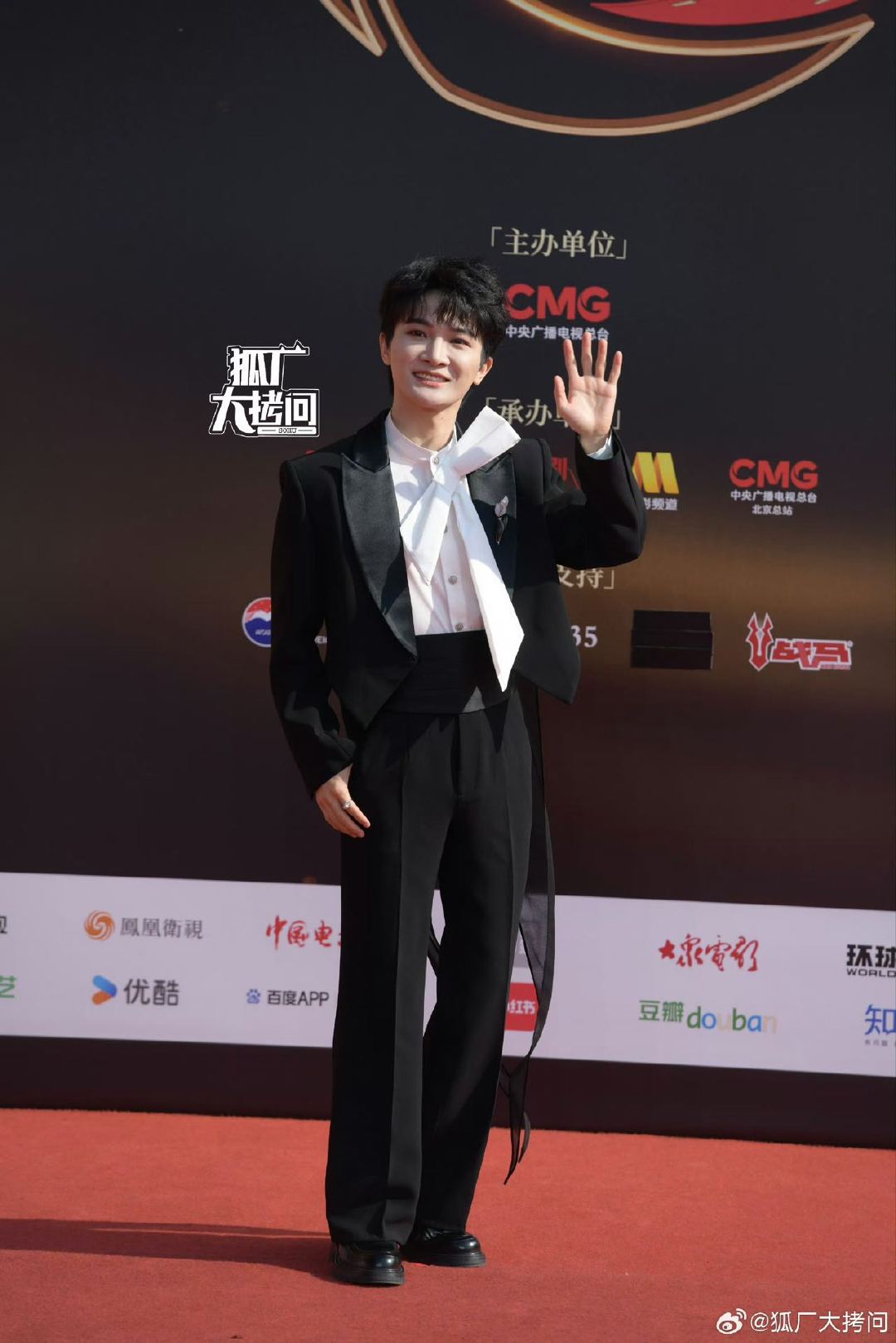 周深首秀演技 周深红毯即兴比划歌名，肢体与表情双在线，喜剧天赋拉满，太适合跨界演