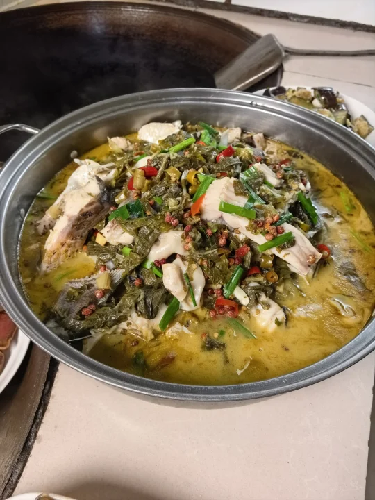 柴火锅煮的酸菜鱼好安逸！