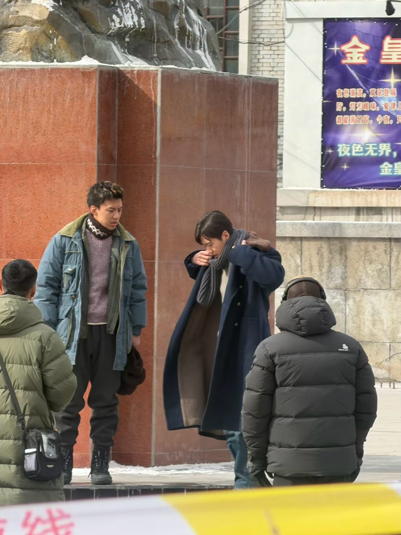 别人是少爷和我余红是少爷老舅和猴 张哲华的少爷有一场戏是坐在椅子上，手搭在扶手上