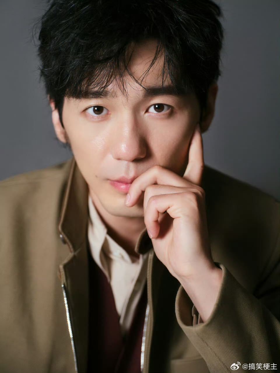 白宇集齐了我所有年代白月光 谁能不被白宇在年代剧里的表现圈粉呢！冯庸的潇洒、乔一