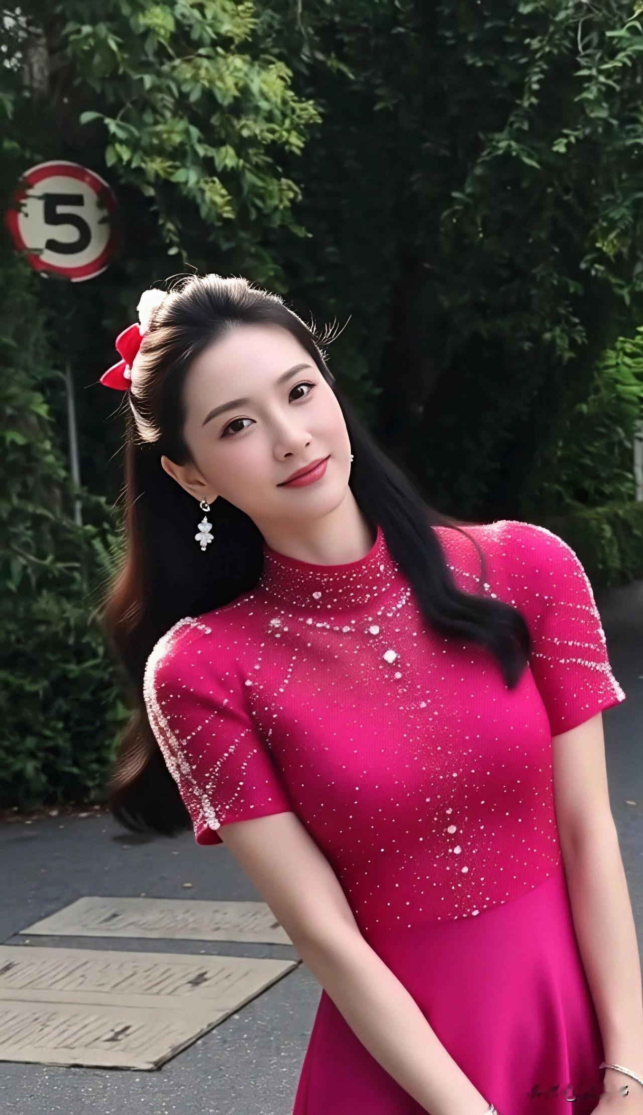 红裙缀满细碎星光，
在绿树光影里静静盛放。
一颦一笑皆是东方韵味，
温柔明媚，揽