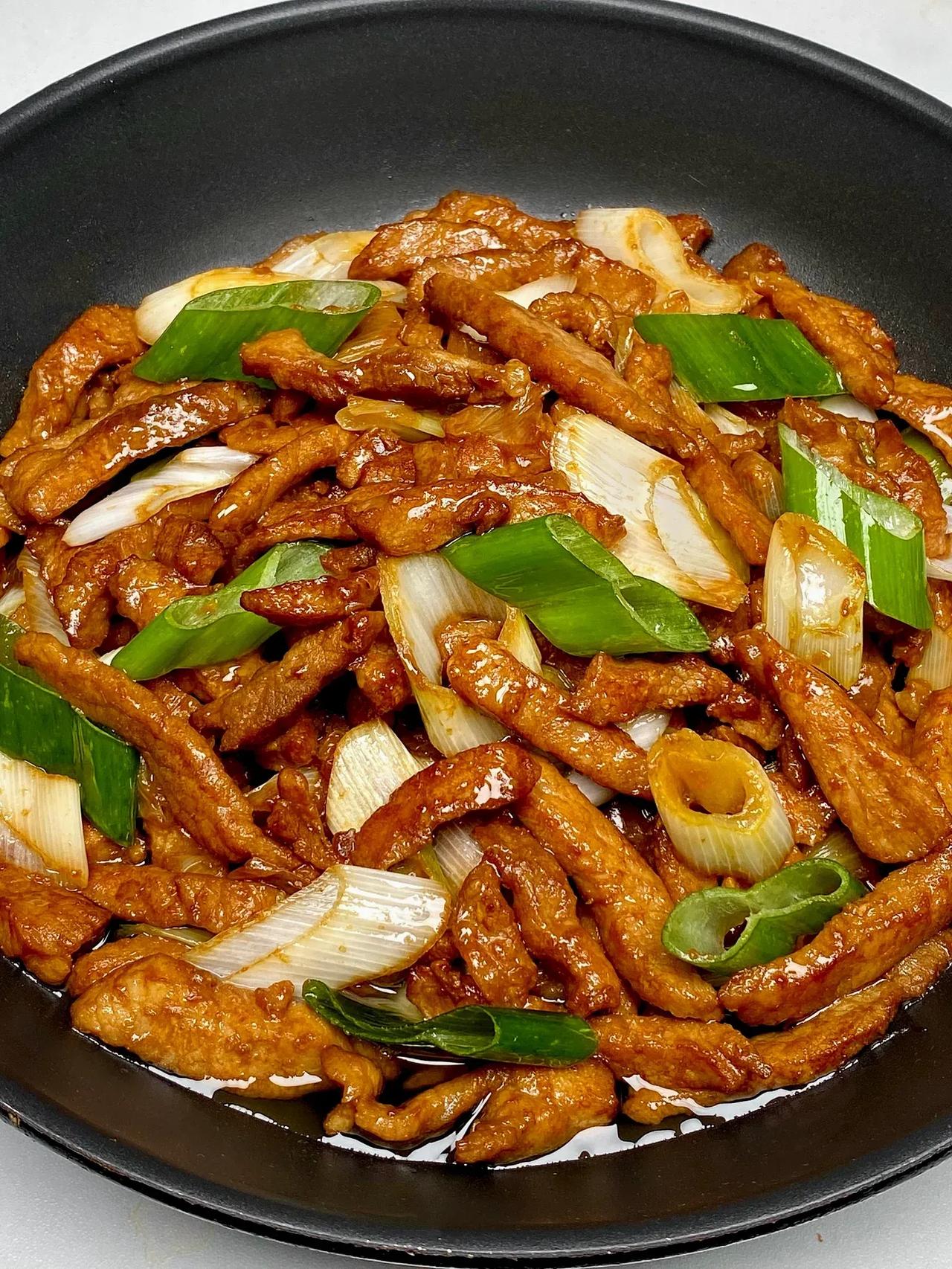 又是浪费米饭的一天[泪奔]葱烧肉丝真的泰下饭啦🍚，我妈每次做葱烧肉丝，还没上桌