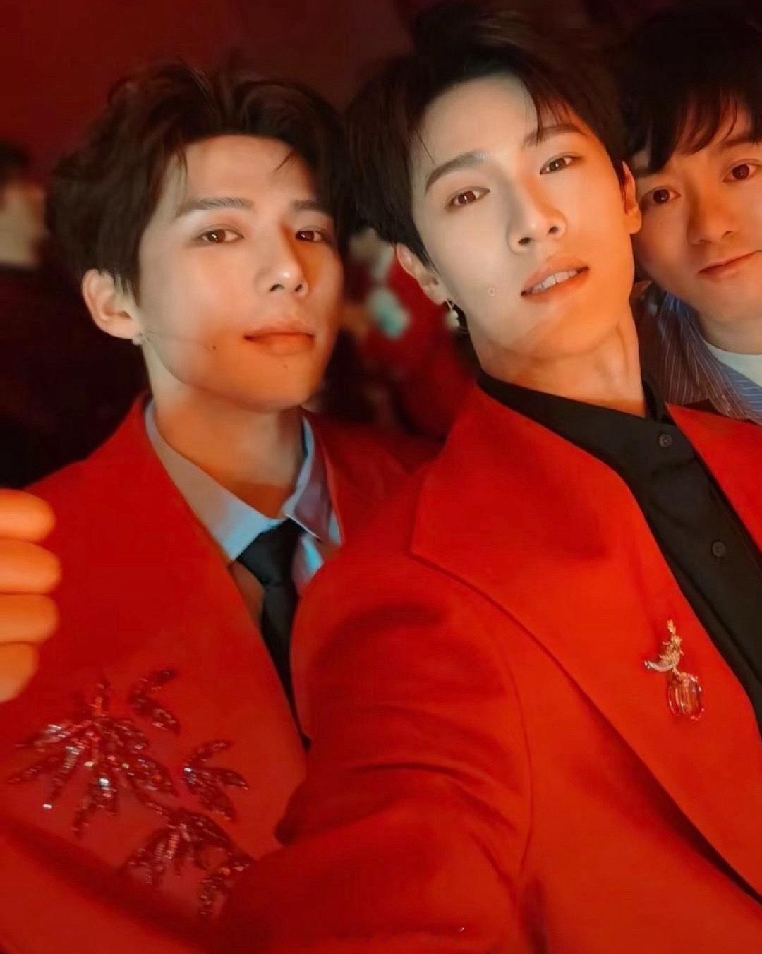 李昀锐、王安宇春晚后台合照一张！来看帅哥养眼