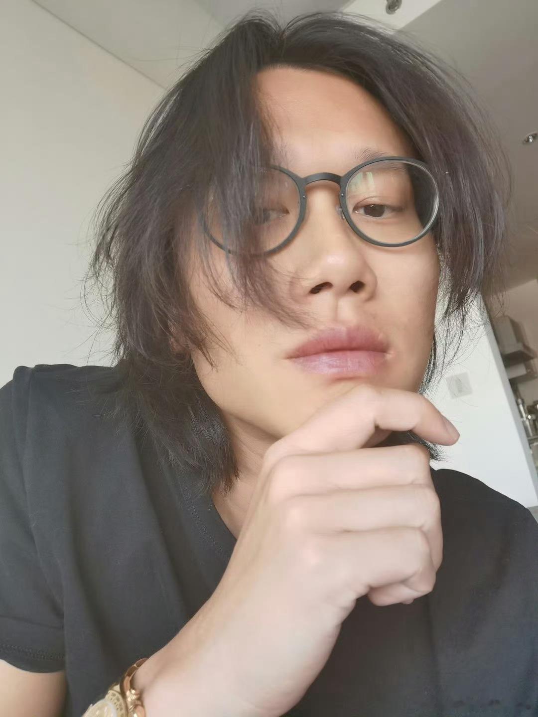 曝张雅钦许宏宇恋情大热小花顶级IP导演疑似是张雅钦许宏宇曝大热小花与顶级IP导演