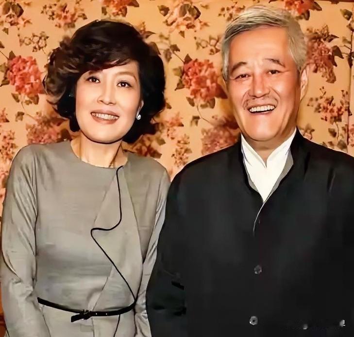 看见他俩，就想起春晚。两位巨匠，不管对艺术追求有啥不同，生活中永远是朋友。有人说