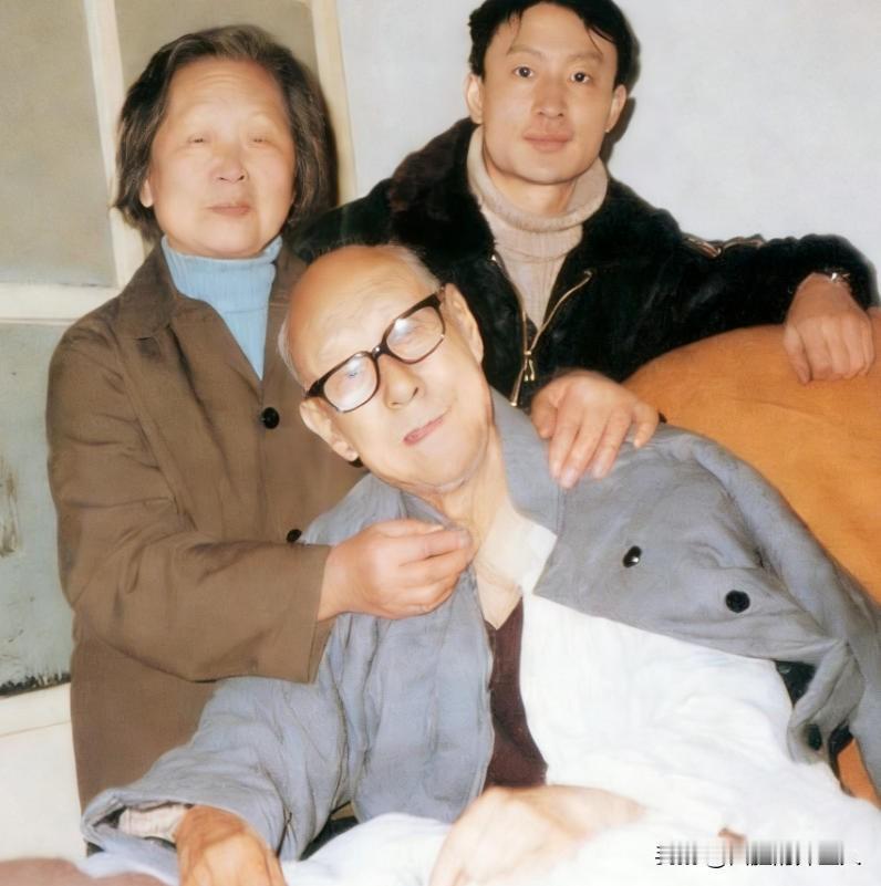 1982年，张伯驹最后一次留影，他一辈子向故宫捐献了三万余件文物，值得一提的是，