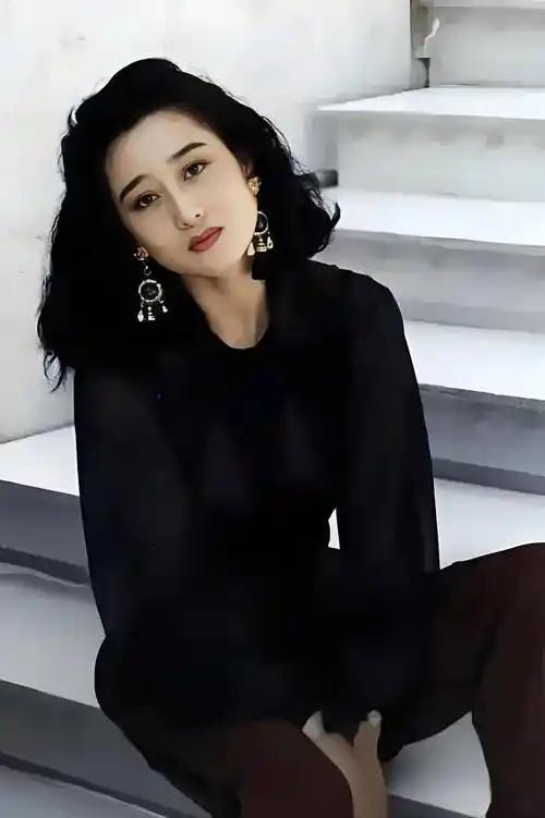 她曾被周润发一脚踹进碎玻璃渣里险些毁容，被曾志伟砸蛋糕，被梅艳芳羞辱。
 
这位