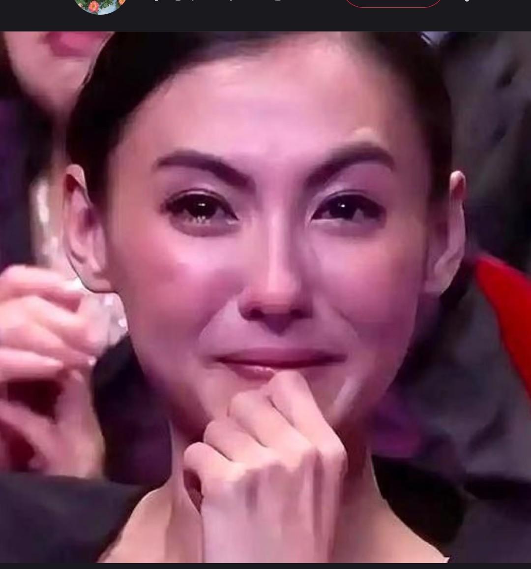 她最厉害的不是扛过风暴，而是在风暴眼里，种出了两棵树。
当外界惊涛骇浪时，她的公