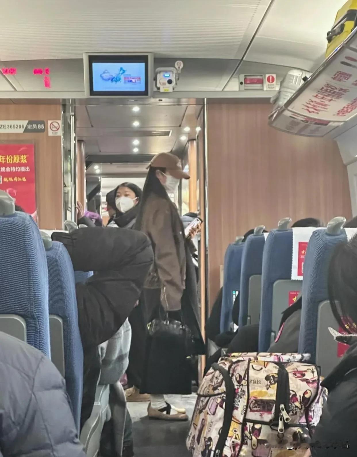 早上赶高铁，遇到了很会穿搭的漂亮高个子女生，皮衣和帽子搭的好好看，鞋子也好爱了！