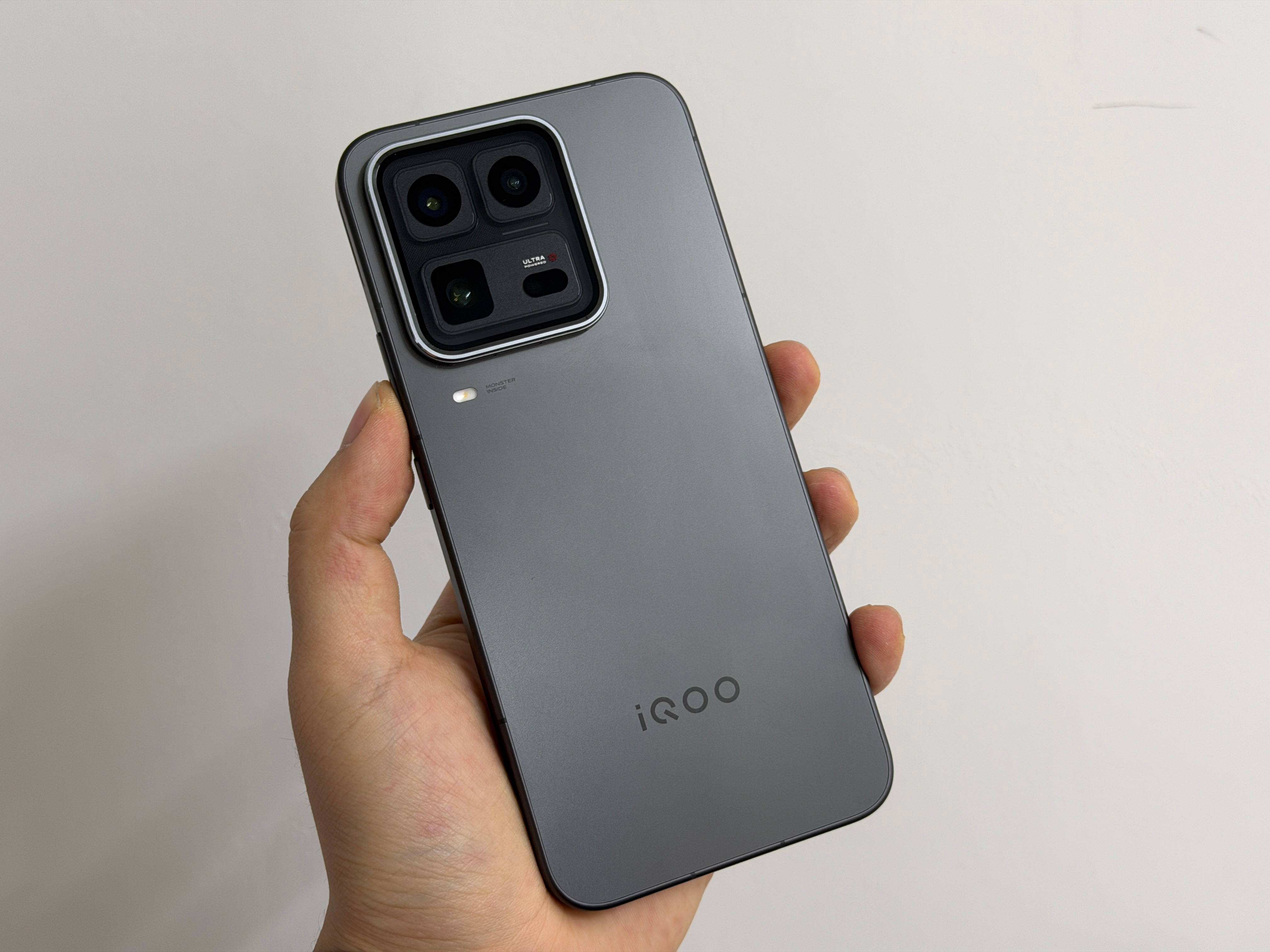 上手体验了一下，iQOO15 Ultra的质感真心强！