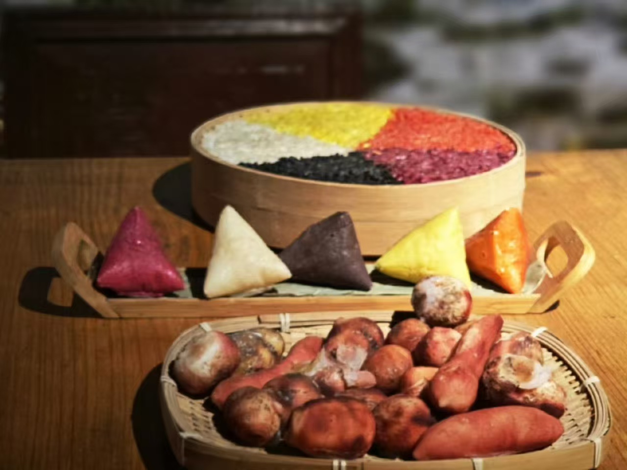 广西的五色糯米饭，每逢三月三等重要节日，壮族家家户户都会食用。没有五色糯米饭，就