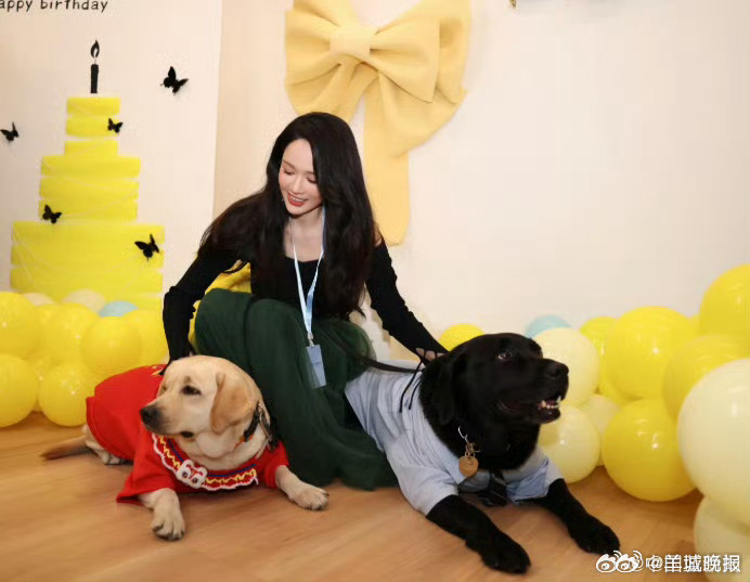 【#陈乔恩47岁状态#】#陈乔恩秒回阮经天# 3月31日，陈乔恩在社交平台晒生日