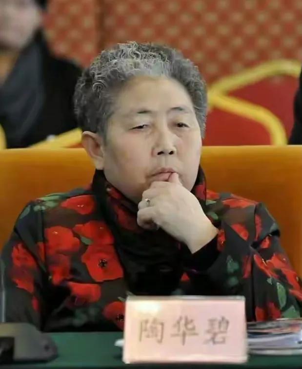 这个老太太变了吗？
上市融资的风口，她坚决不上市；
借贷扩产的风口，她绝不借贷；