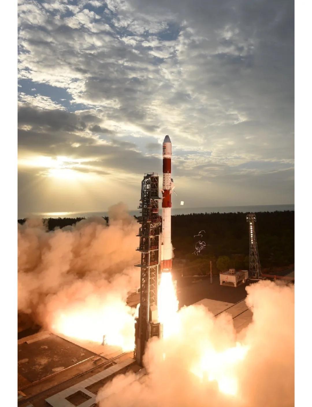 这一次印度玩了一把“大”的，刚刚发射了一颗大卫星，够印度得瑟好长时间了。

就在