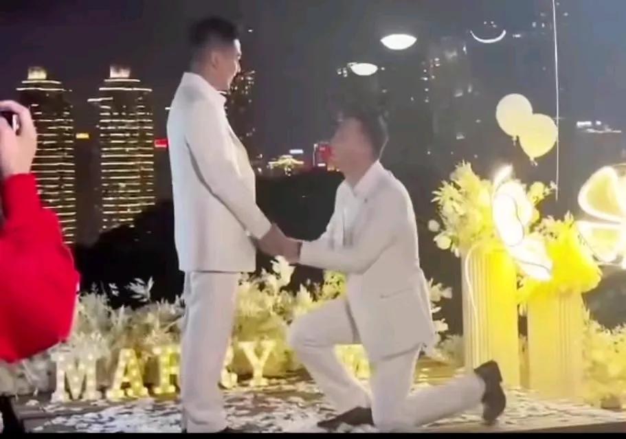 是世界变化太快，还是我跟不上时代。

下图这样的婚礼你们会参加吗？会祝福吗？
说