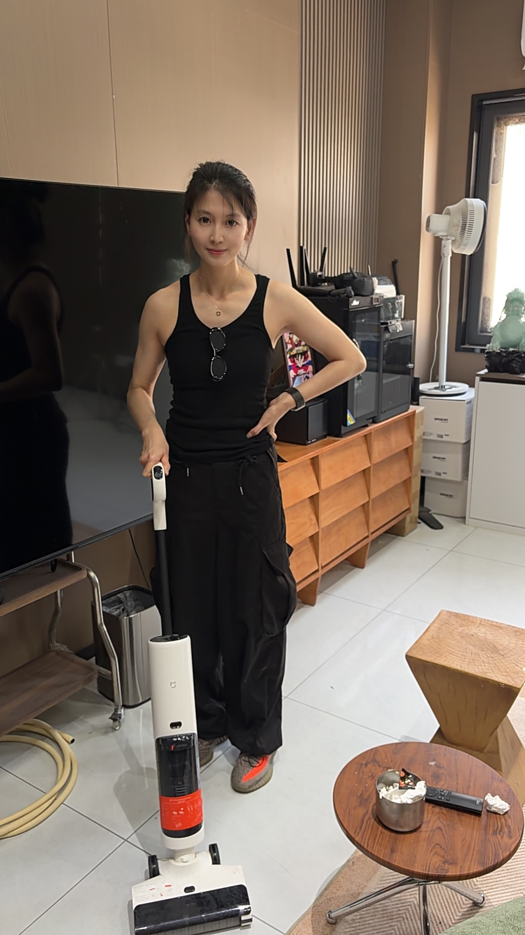 我老婆来给我打扫卫生了 ，因为她朋友来修手机说我房间太脏，她觉得是吐槽关心的少了