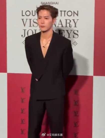阿信怎么偷穿王嘉尔的衣服五月天阿信演唱会穿王嘉尔同款，双担粉的快乐源泉！跨圈撞衫