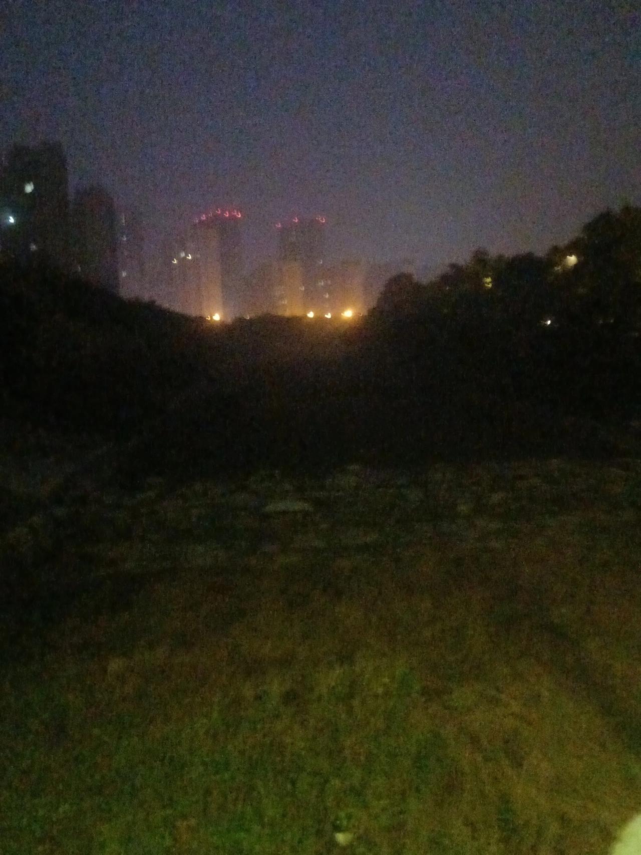 大雾弥天，问哪个尖峰可出？
这杆红旗敢行