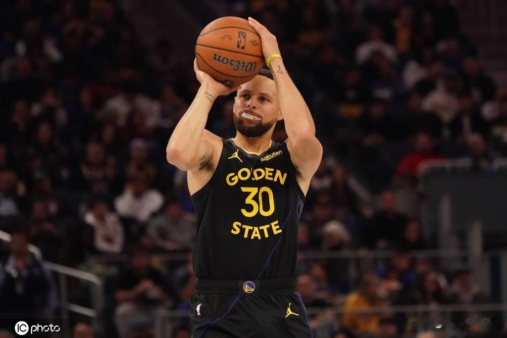 11月27日，NBA杯赛C组小组赛，勇士100-104不敌火箭。
比赛末节最后3