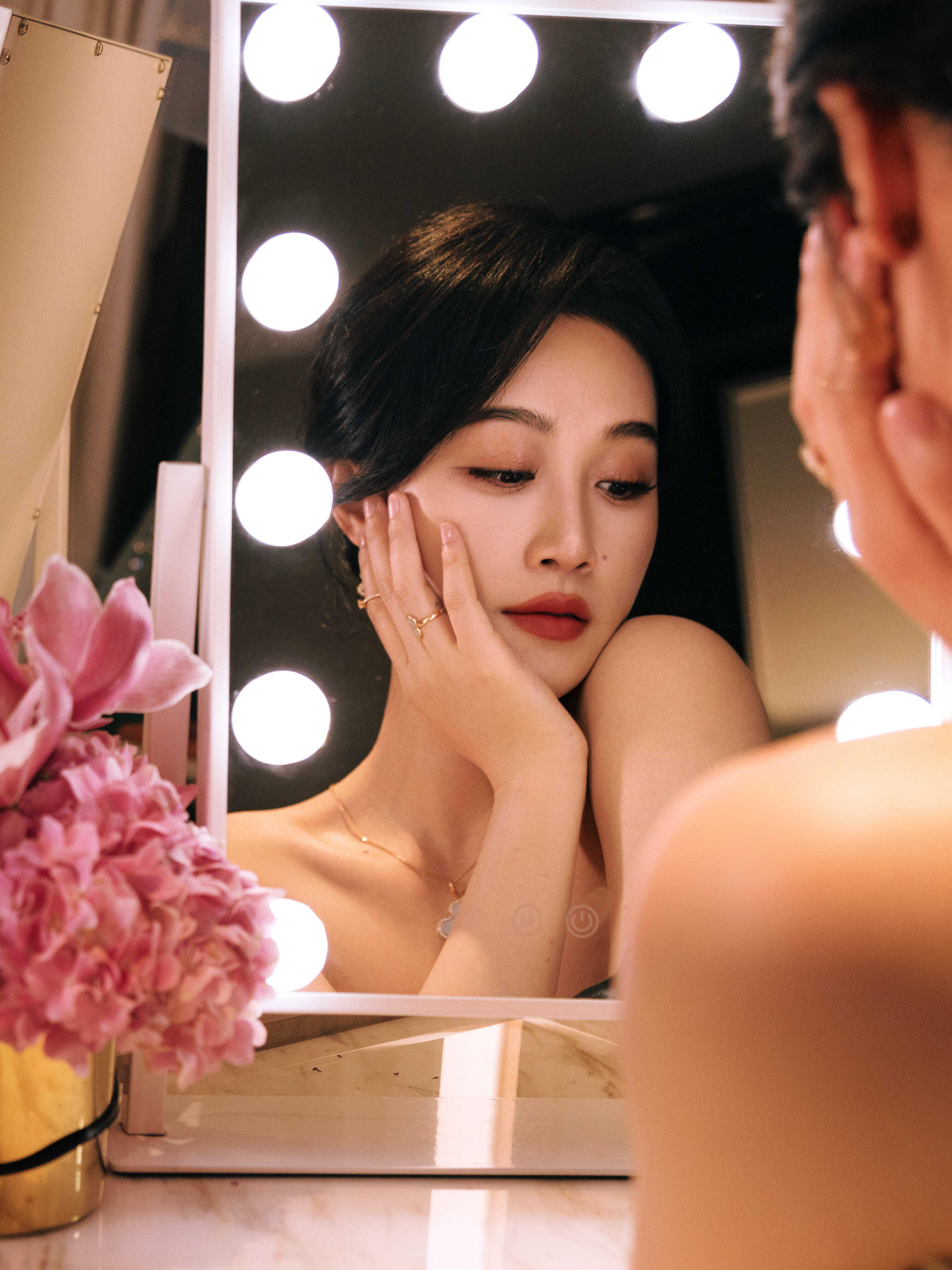 蓝盈莹央妈偏爱的正剧脸蓝盈莹央视主流审美从《大考》温柔教师到《兵自风中来》科研女