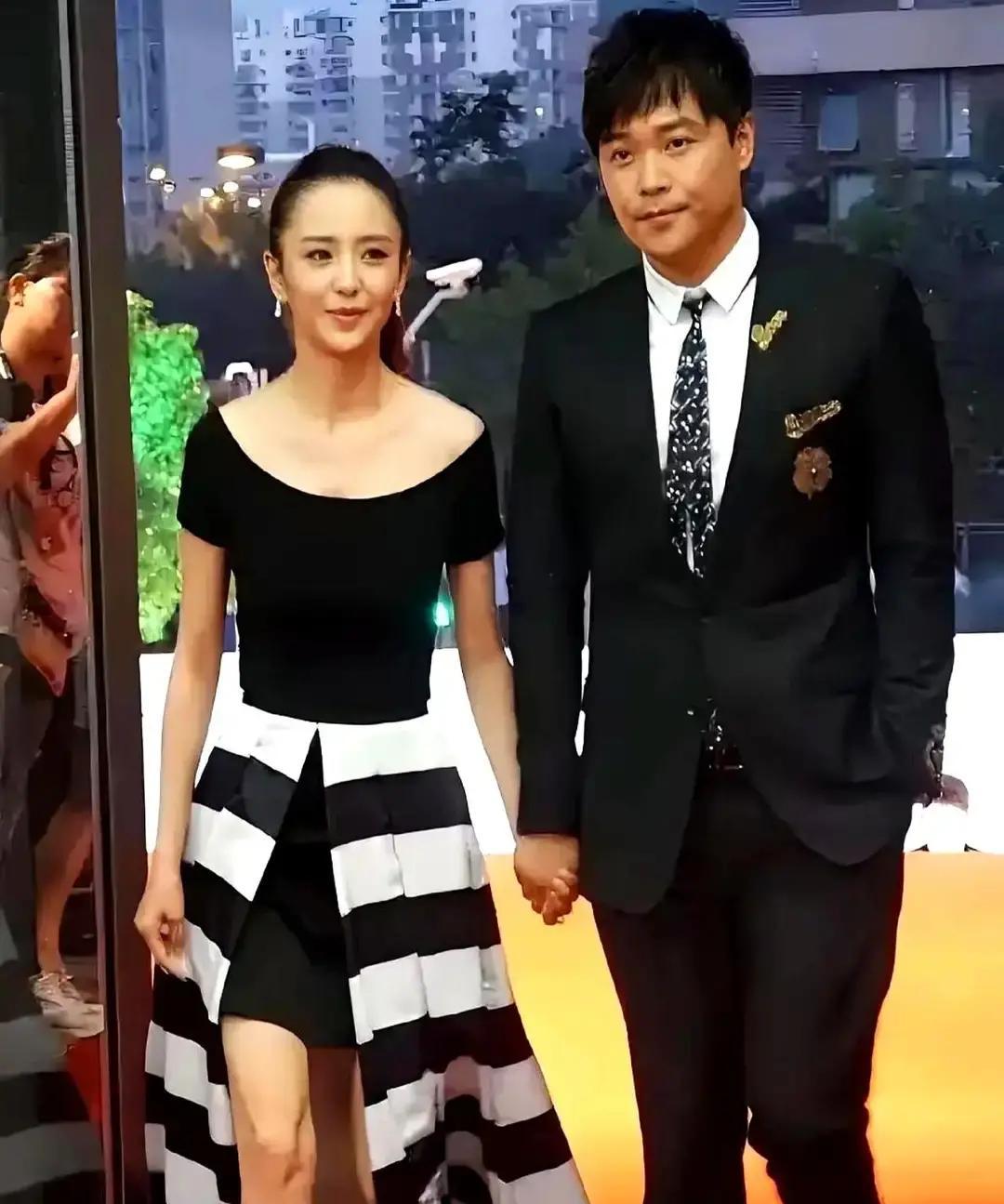 佟丽娅在清明诗会彩排后台被拍到和小朋友互动，现场工作人员说她看到小演员就想起自己