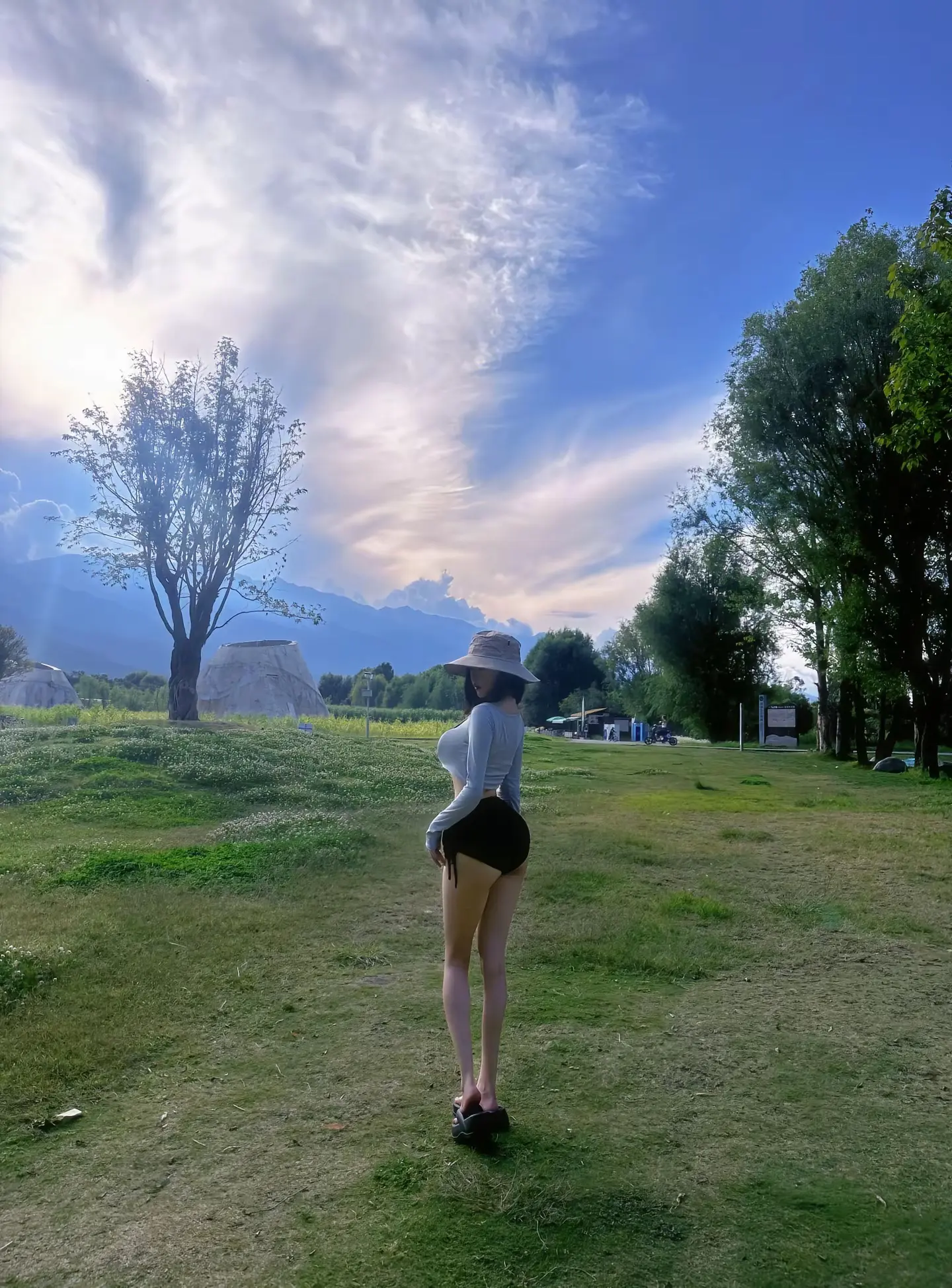 被爱应该是 这个人他不审判你 在世界这个巨大的游乐场里 他希望你自由自在玩得开心