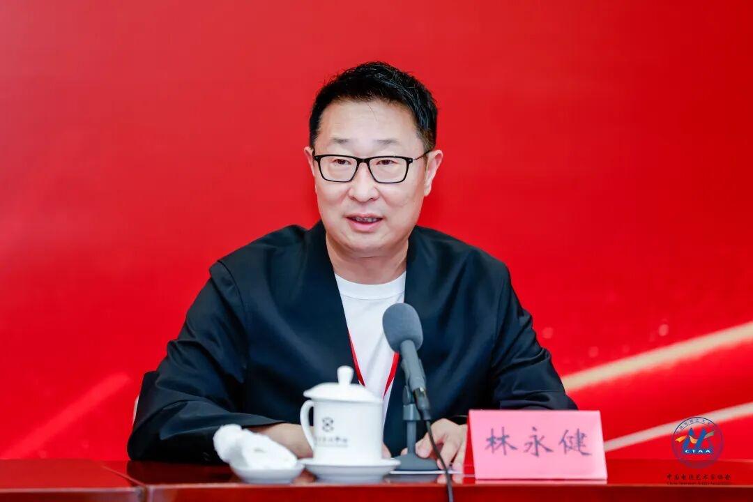 杨幂宋佳甘心做副手，

57岁林永健的新身份，

才是内娱真正的话语权天花板。