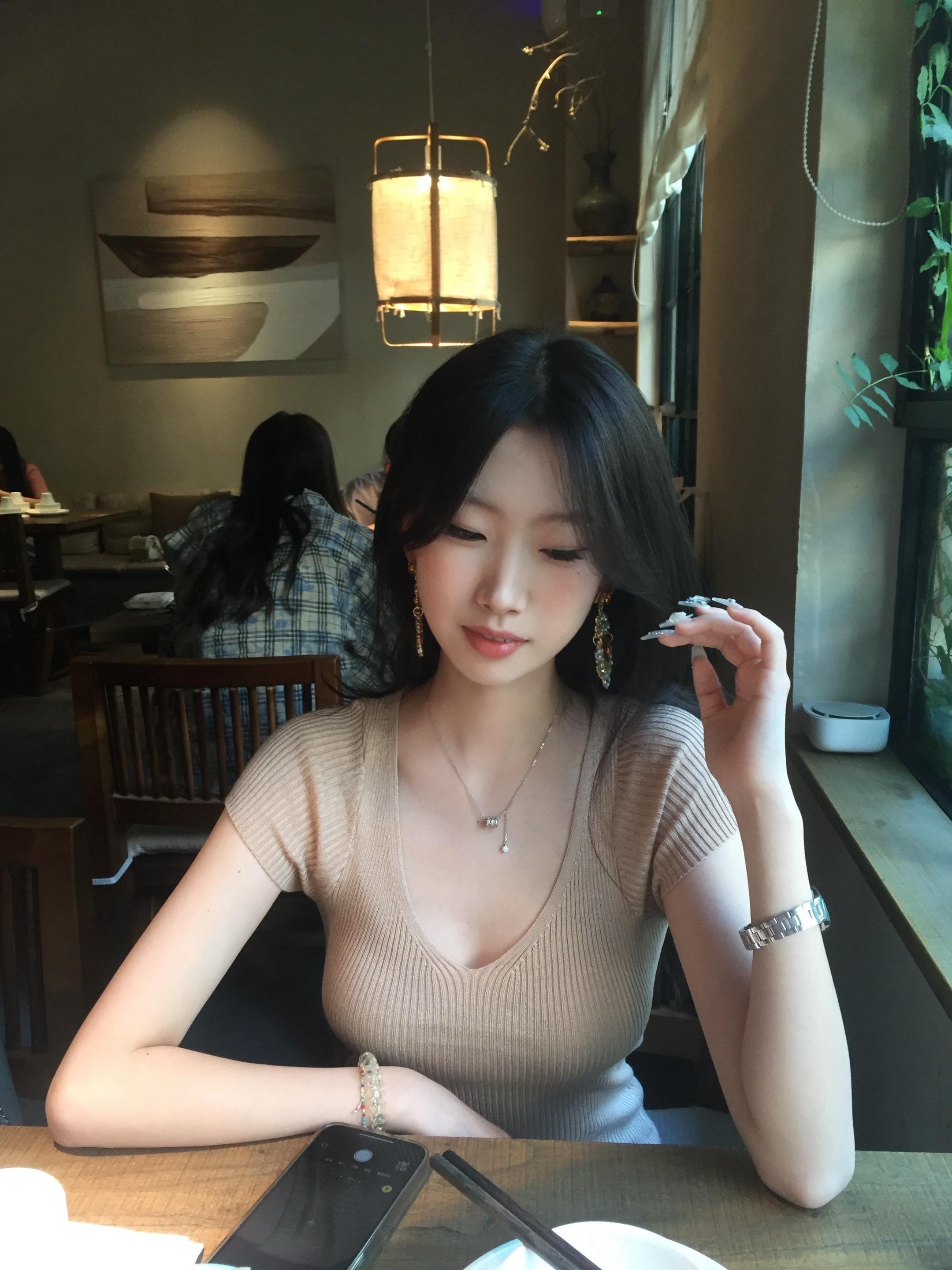 有一整个雨季出现在我的眼睛里