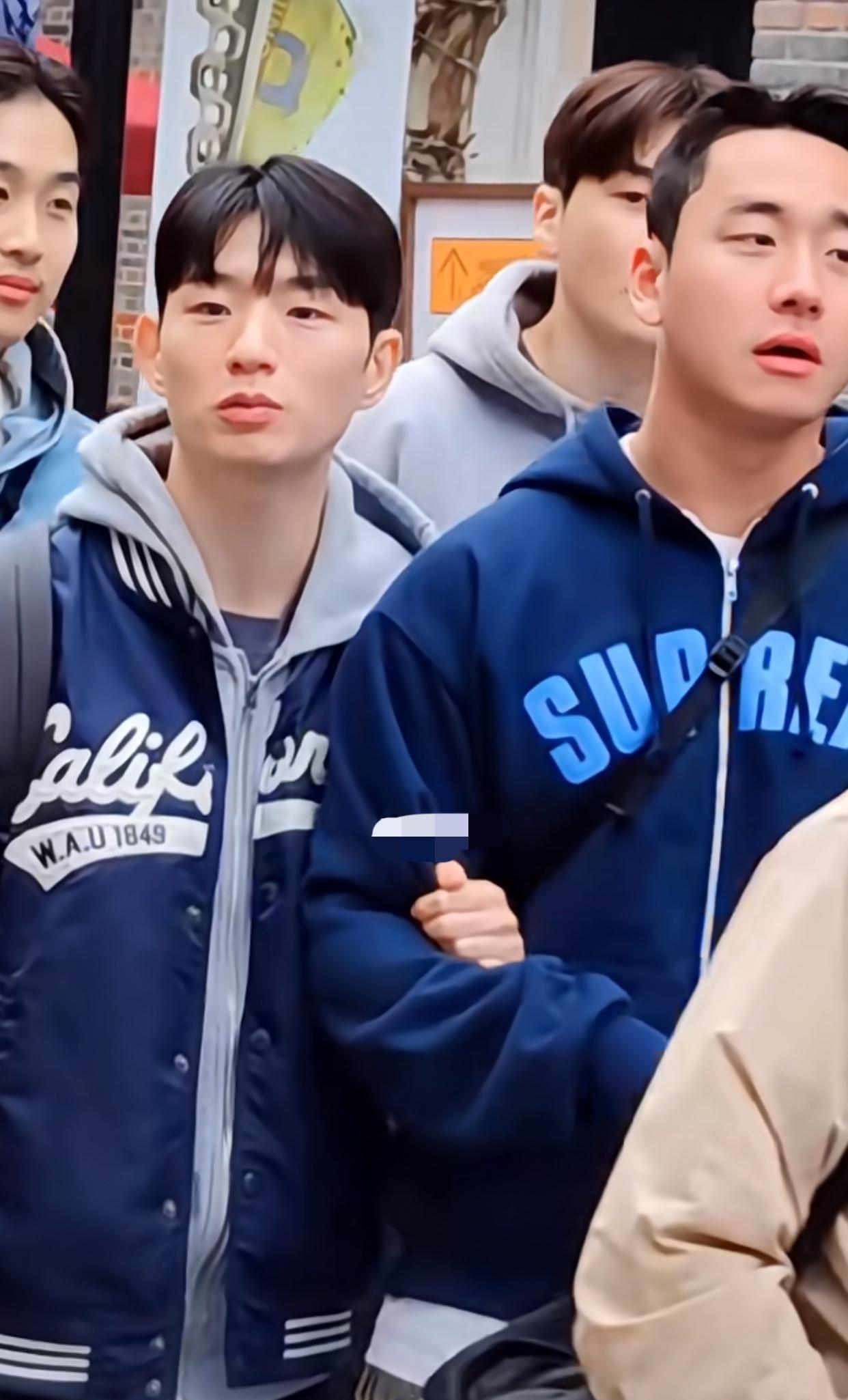 终于知道为什么中国人在人群中一眼就能认出韩国人了

看看这几位在上海街头的帅哥，