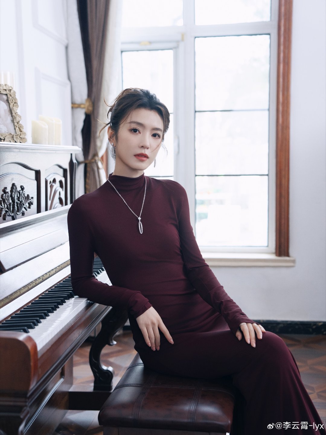 李云霄妈咪级别的美貌 李云霄简直就是妈咪级别的美貌呀！一身酒红色长裙勾勒曼妙身材