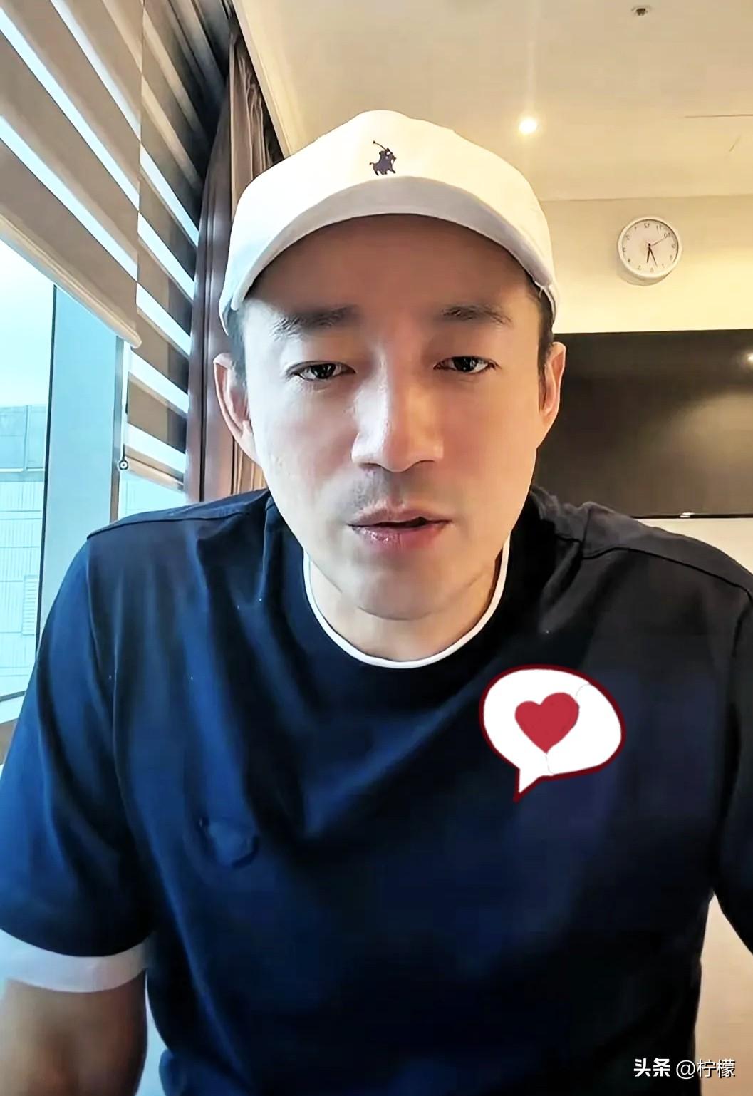 汪小菲这两天估计正后悔得拍
大腿呢！前脚刚硬气地喊“麻六
记跟张兰没关系”，后脚