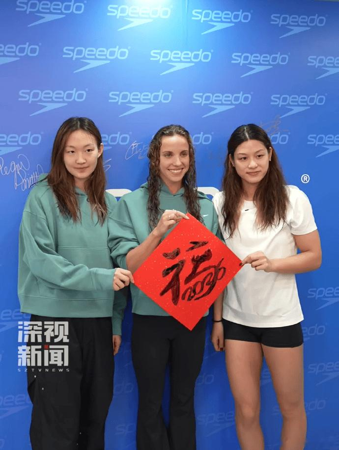 手把手教学！李冰洁、余依婷教里根-史密斯写“福”字