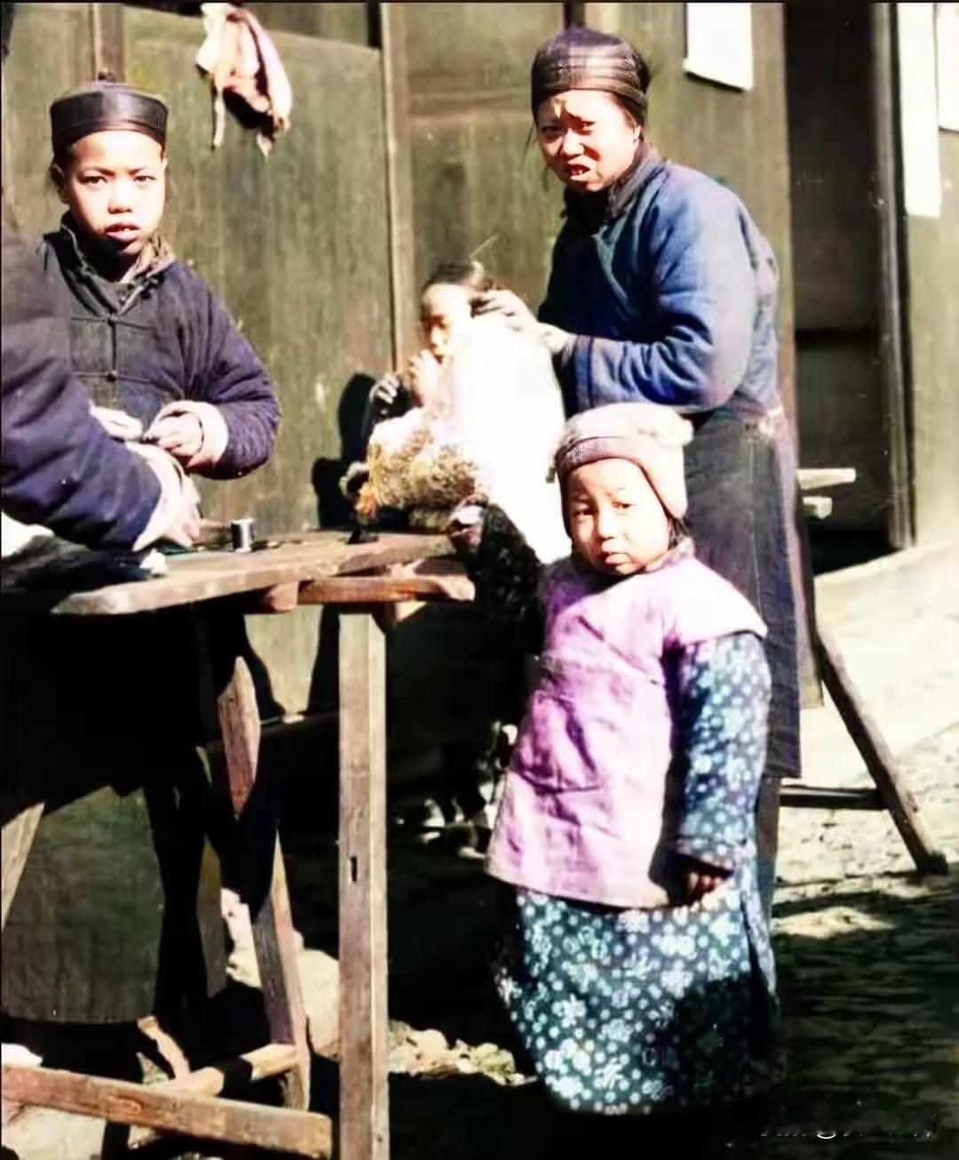 清末时期的上海民众
这组照片是在1906年至1911年间拍摄的，再现了清末时期上