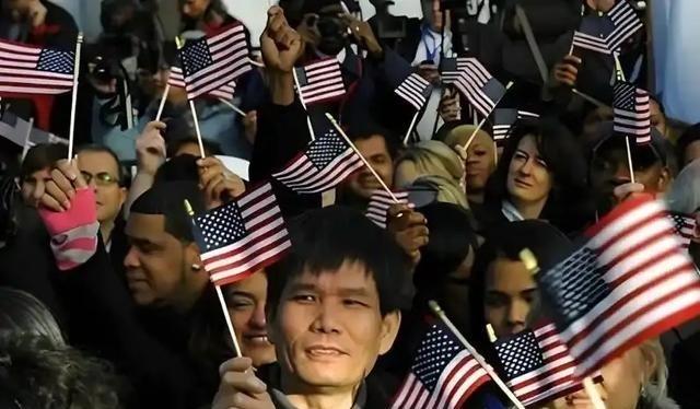 美国人一针见血：“如果中国真的那么好，为啥还有大批人移民到美国？”中国人移民美国