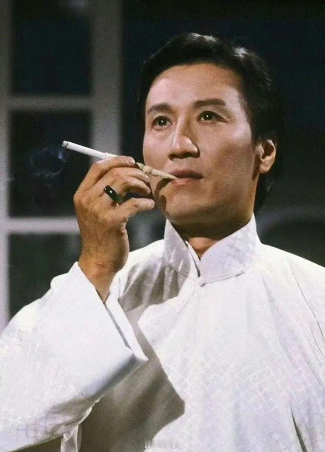 谢贤年轻时有多帅回溯香港老牌影星的风采，谢贤年轻时的模样总能令人感慨时光惊艳。在