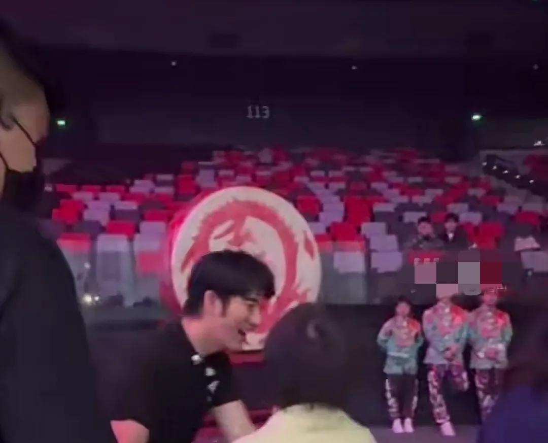 全红婵王力宏同框
在大湾区电影音乐会彩排现场
当全红婵遇见王力宏
全红婵又是当着
