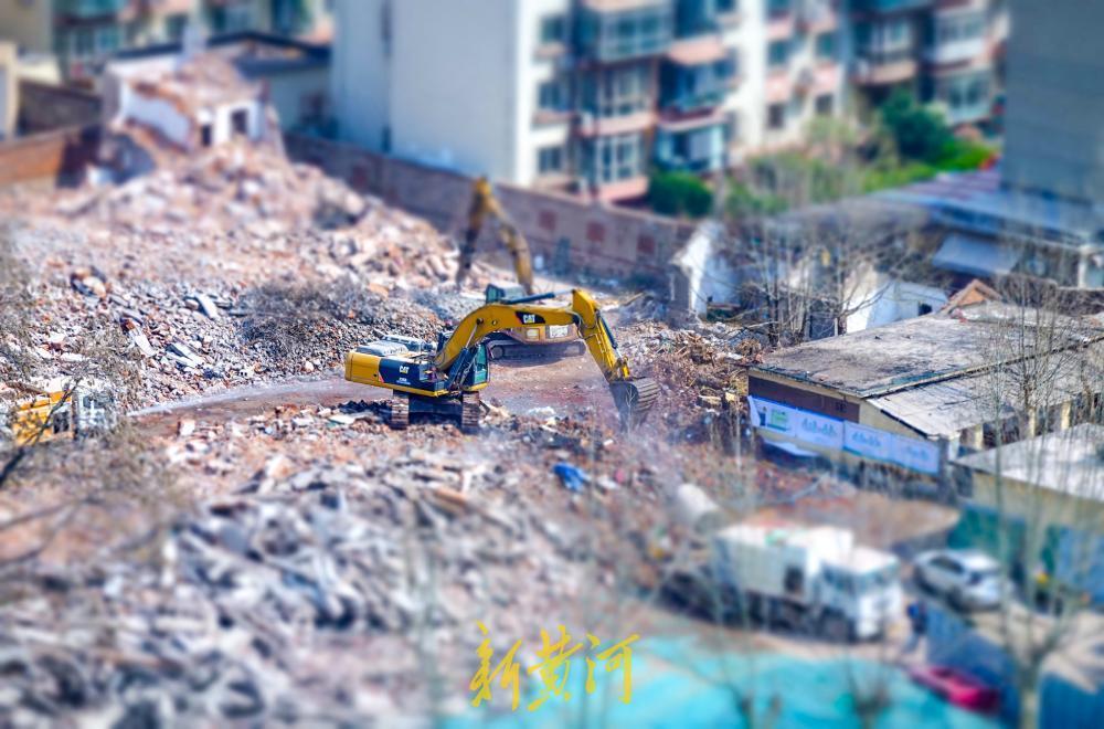 3月25日，在解放路北侧的东郊饭店旧城改造（城市更新）项目施工现场，地上建筑拆除