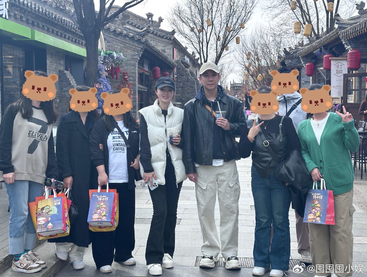 张维伊带董璇回老家董璇陪张维伊回老家 张维伊带董璇回山西大同了，和路人合影全程温