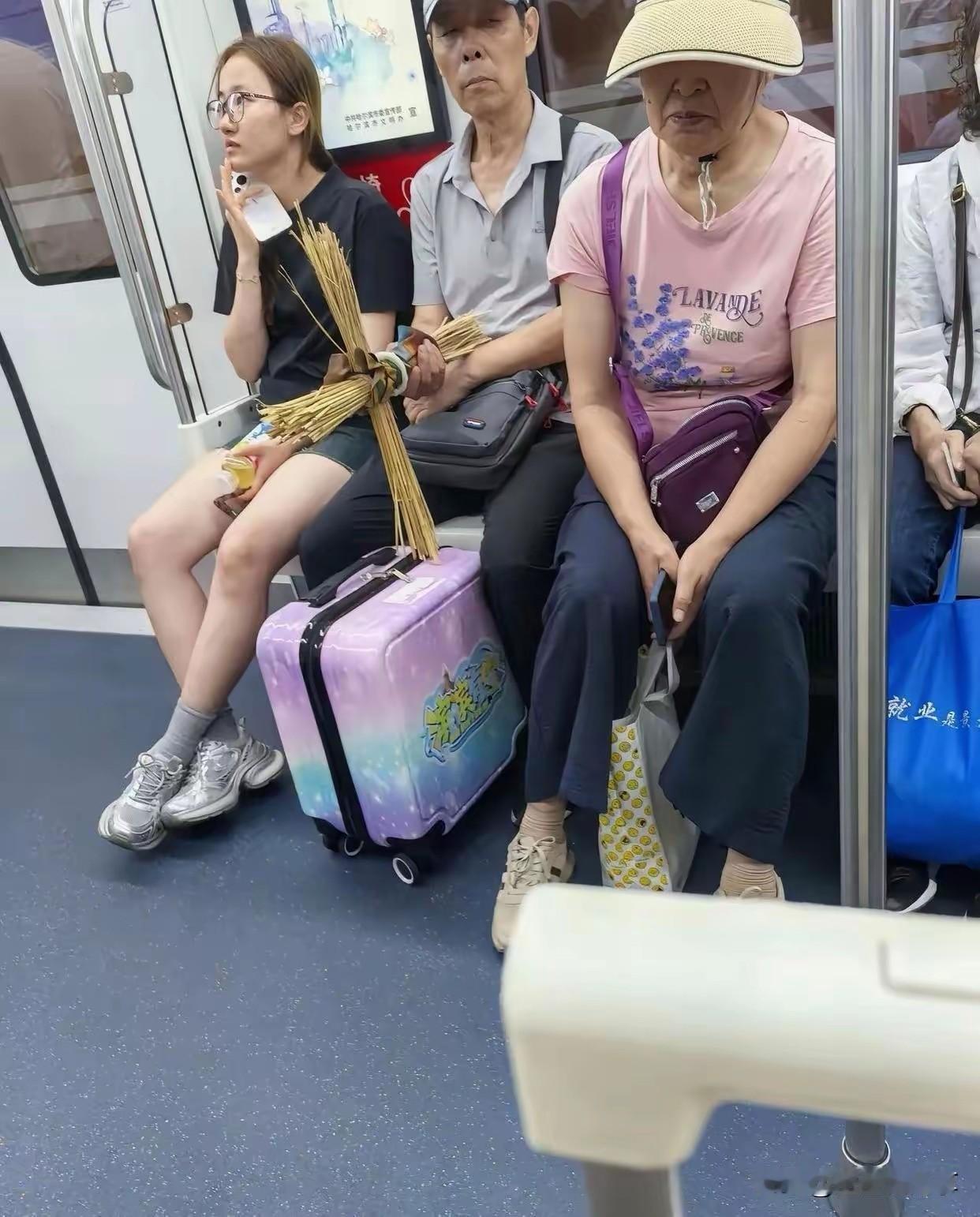 坐地看到老爷子手里拿的什么东西，我猜99%的不知道吧