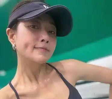 殷桃，引发热议。8月6日，实力派演员殷桃，在个人社交账号上，连晒出六张运动照，并