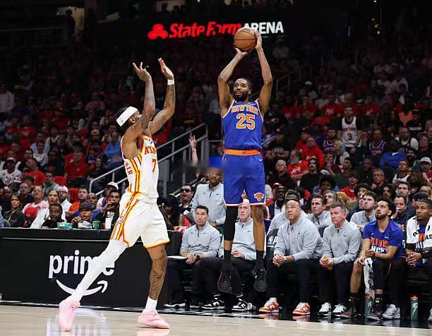 米卡尔-布里奇斯在常规赛的表现也算是中规中矩，虽然比起上赛季有所下滑，但好歹也算