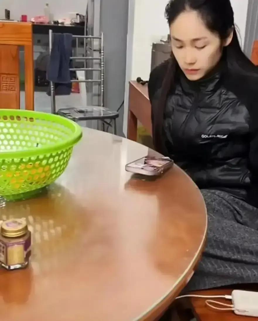 小松昨晚又开哭播，说小叔还差五六万债，新房已砸进去二十五万，得再凑二十五万才能封