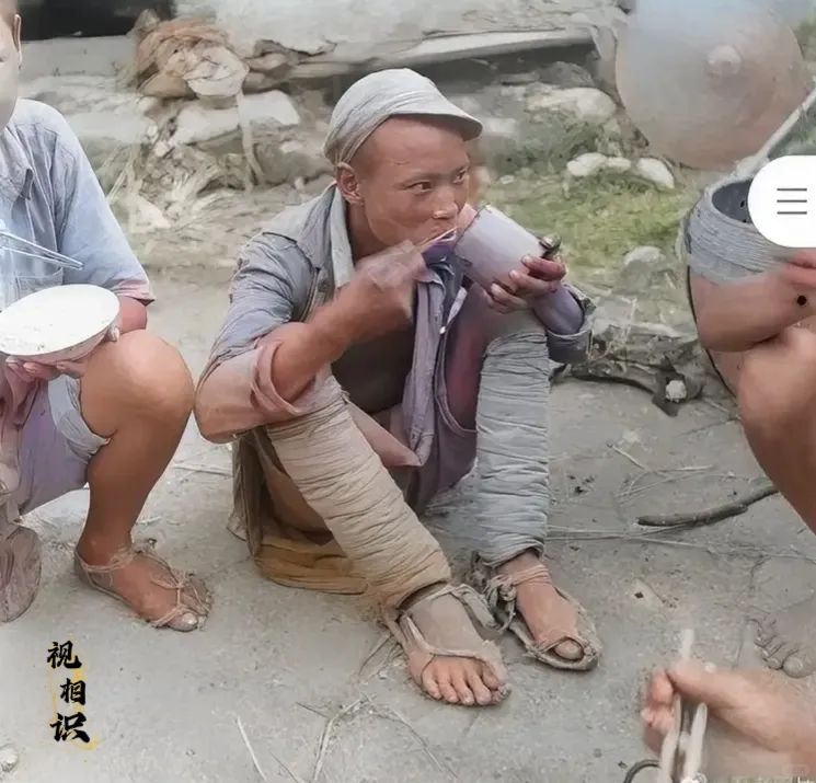 1945年，广西，抗日战士的老照片，镜头中可以看到士兵面庞还很稚嫩，穿着简陋的军...