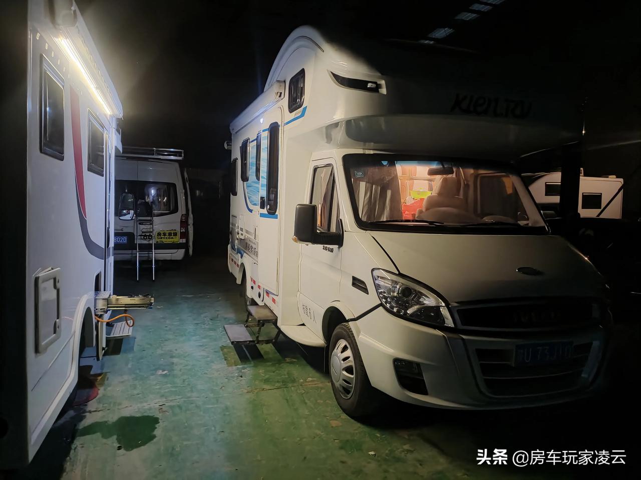 在房车上生活封闭第十天。我俩已经做好打算在车上过年的准备，不回老家惹麻烦。每天都